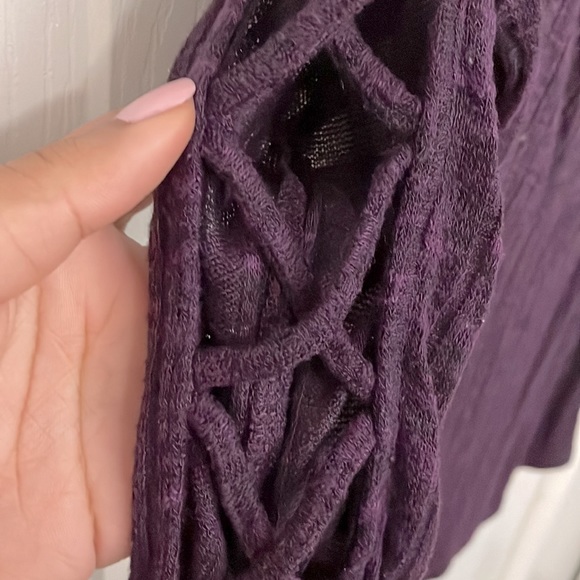 Off the shoulder wine colored top with criss cross half sleeves - Picture 3 of 4